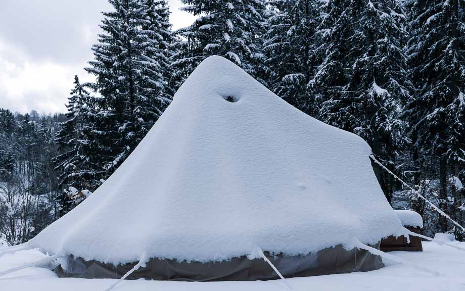Charge de neige sur les tentes en toile