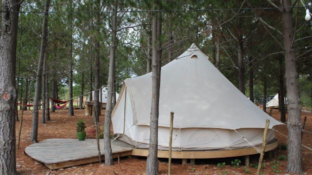 Plate-forme de tente avec porche